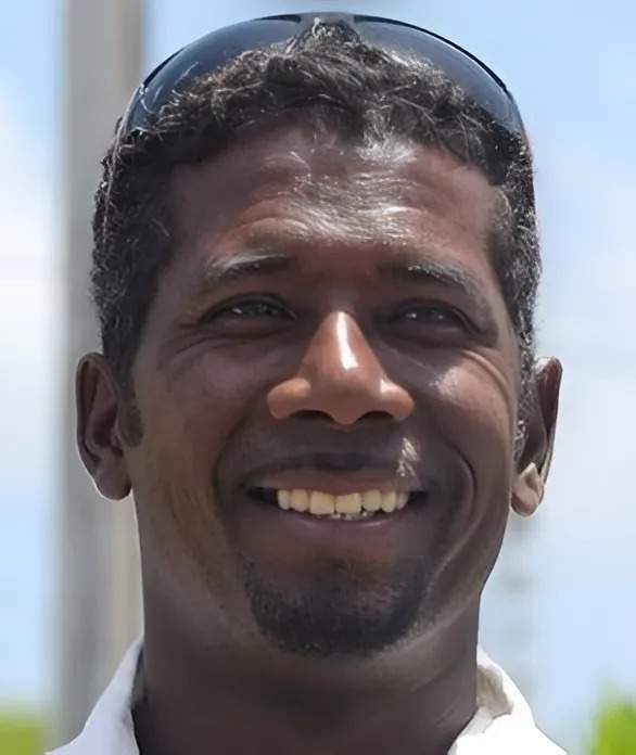 For kitesurfing, wingfoil and traditional sailing, it's him! A pioneer of kitesurfing in Guadeloupe, he's also a former windsurfing champion! He'll share his passion with you and help you discover new sensations!
