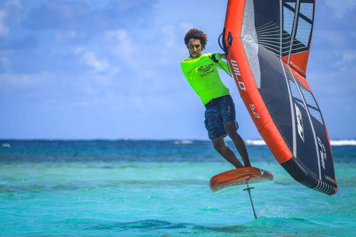 Learn wingfoil at your own pace with qualified professionals.