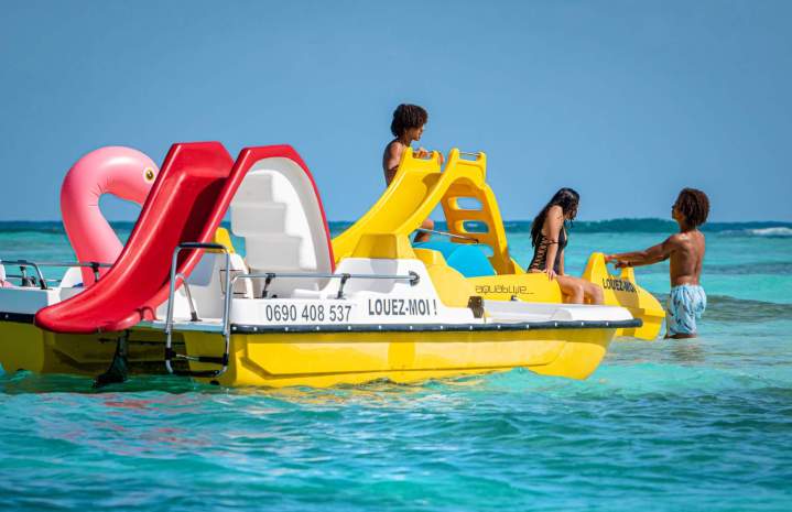 Enjoy the sea at the rhythm of your pedal strokes.